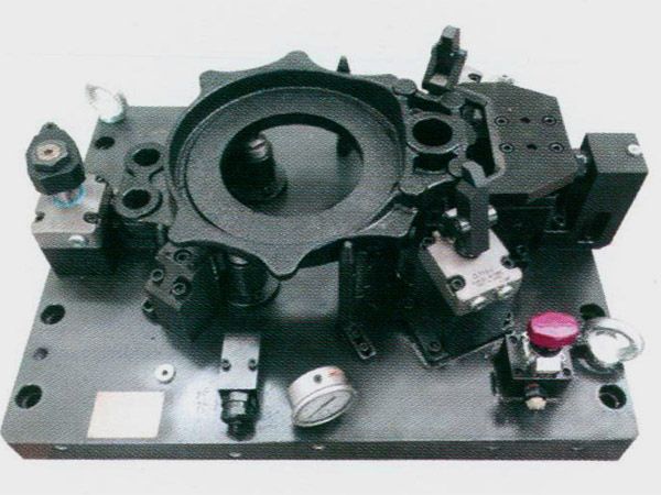製動器(qi)底(di)闆(ban)液壓(ya)裌具(ju)